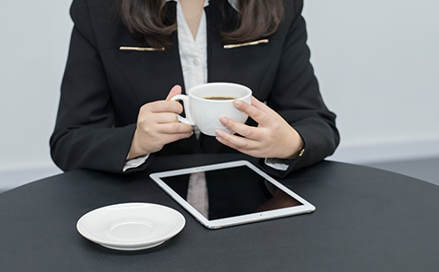 領取營業(yè)執(zhí)照后，需帶上營業(yè)執(zhí)照原件和法人代表身份證原件到特定單位印刻辦理備案。